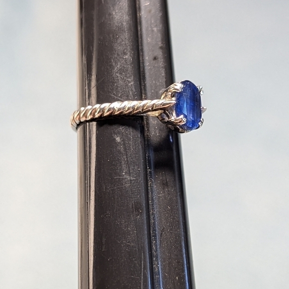 Vintage Sterling Silver and Oval Sapphire Ring w/ Rope Detailing the Band - Picture 4 of 9